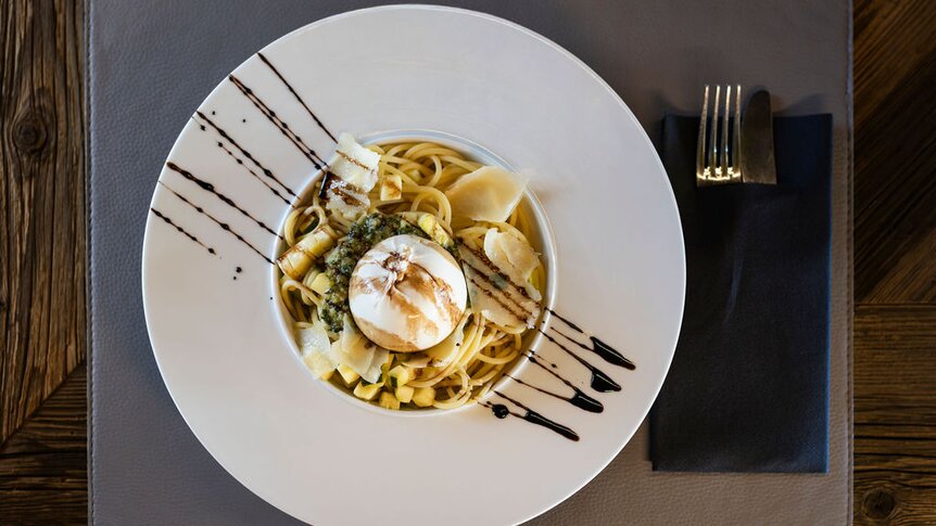 Pâtes à la courgette, bouillon citronnée, pesto verde et burrata, restaurant Le Balcon, Verbier 4Vallées